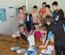 Benjamin Bernard et un groupe denfants captivés