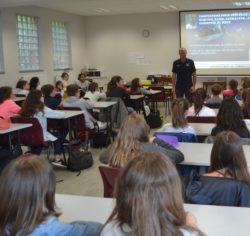 Patrice Bureau et les enfants de sixième du collège Notre Dame à Tournon