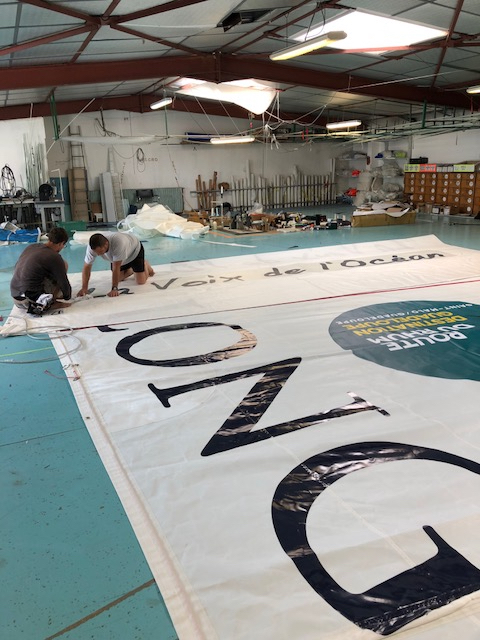 flocage de la voile dans l'atelier