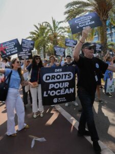 La Marche Bleue sur la Promenade des Anglais - une vue d’ensemble de la manifestation avec les participants en marche
