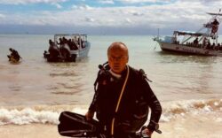 Jean-Paul, bénévole responsable de la boutique de Longitude 181