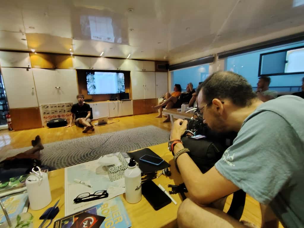 Un des plus grands spécialistes des requins et de l’interaction Steven Surina a assuré des conférences scientifiques quotidiennes Un des plus grands spécialistes des requins et de l’interaction Steven Surina a assuré des conférences scientifiques quotidiennes