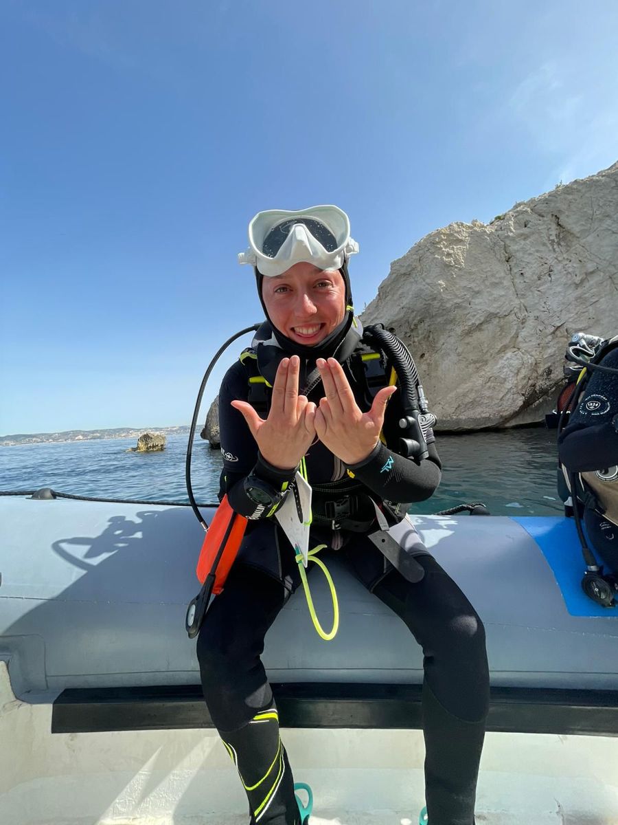 Mathilde Piraube équipée pour la plongée Mathilde Piraube équipée pour la plongée