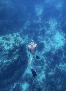 Guillaume Boissot en snorkeling, observant la biodiversité marine avec masque et tuba
