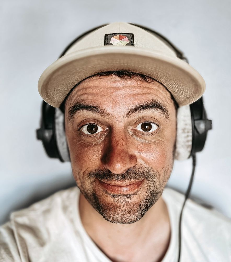 Guillaume Boissot en studio, expert en post-production audiovisuelle et acoustique Guillaume Boissot en studio, expert en post-production audiovisuelle et acoustique