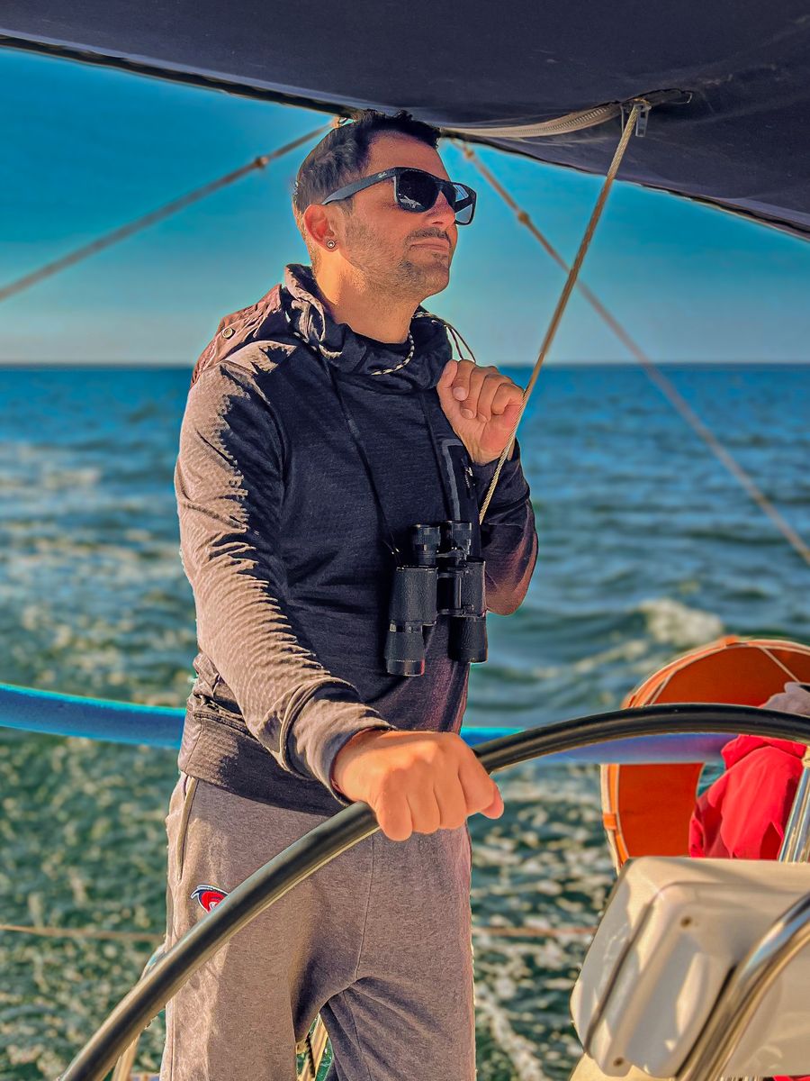 Guillaume Boissot navigant en voile légère, découvrant les équilibres naturels de l’océan. Guillaume Boissot navigant en voile légère, découvrant les équilibres naturels de l’océan.