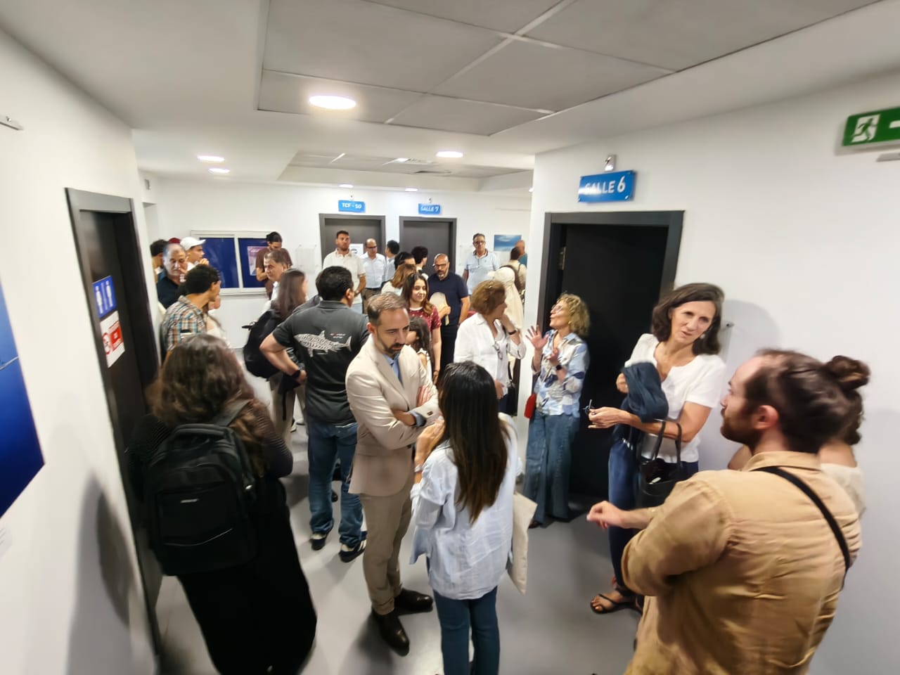 Participants au vernissage de l'exposition « Regards de requins » organisée à Annaba en Algérie © PROBIOM Emir Berkane
